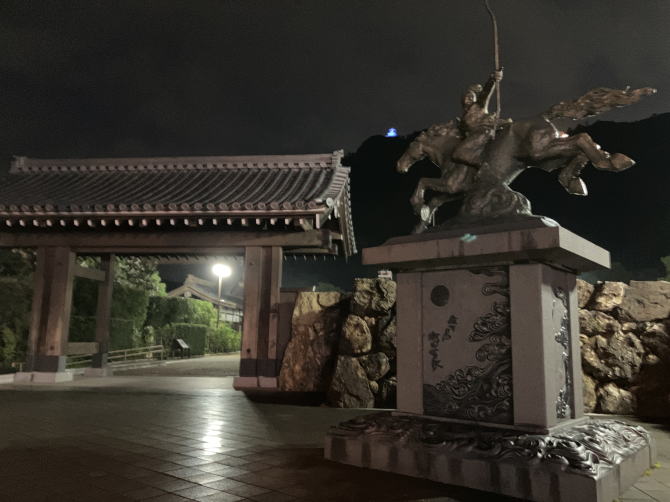 夜の岐阜城入り口にある織田信長の銅像
